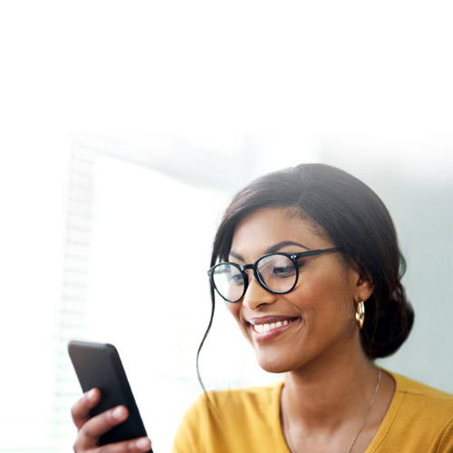 Kita melihat seorang wanita muda menatap layar ponselnya dengan puas sebagai gambaran simbolis untuk sumber pasokan online Leukoplast. Kita melihat seorang wanita muda menatap layar ponselnya dengan puas sebagai gambaran simbolis untuk sumber pasokan online Leukoplast.